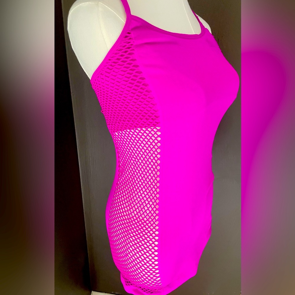 Women’s Fuchsia Stretch Tank – Size Small- with cut outs